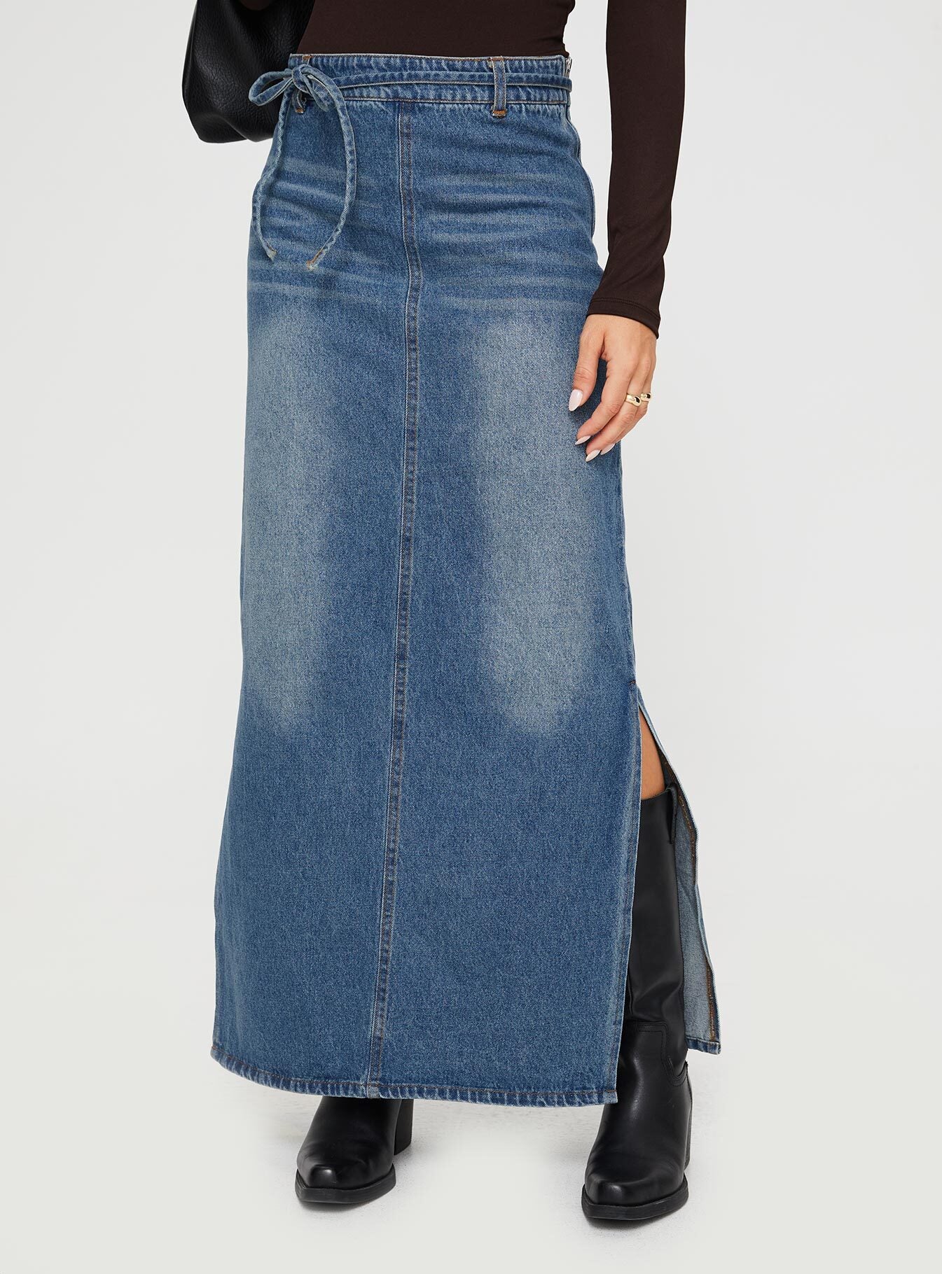 32 outfits in 2022: What to wear with a long denim skirt? | Denim skirt  outfit fall, Denim skirt trend, Jean skirt outfits fall